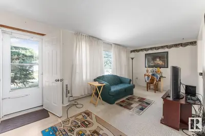 Interior photo 4 of 4715 47 AV