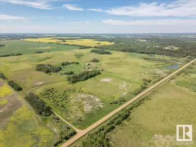 Interior photo 2 of 57022 RGE ROAD 213