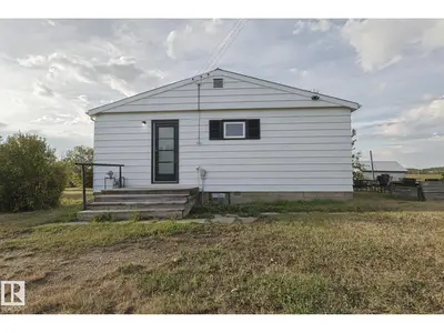 Interior photo 4 of 660041 Range Road 20