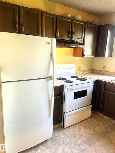 Interior photo 3 of 4821 52 Ave