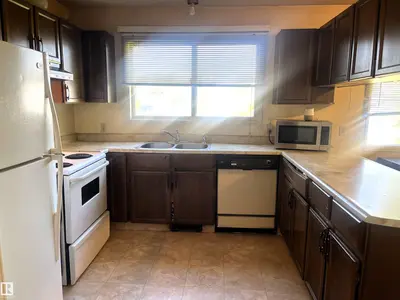 Interior photo 4 of 4821 52 Ave