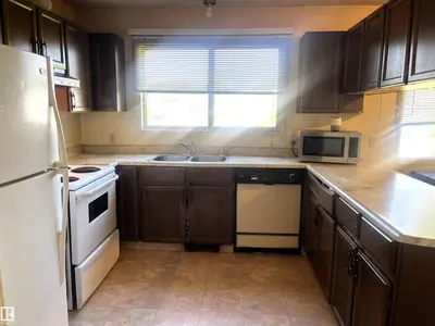 Interior photo 4 of 4821 52 Ave