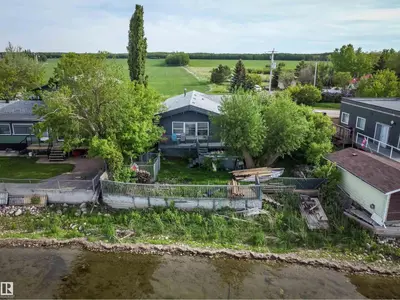 Interior photo 4 of 6818 50 AV