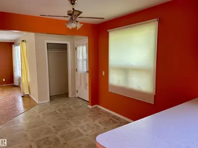 Interior photo 4 of 5033 48 AV