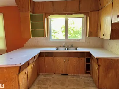 Interior photo 1 of 5033 48 AV