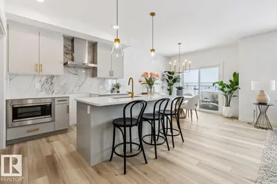 Interior photo 4 of 923 18 AV NW