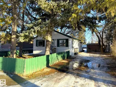 Interior photo 1 of 5007 49 ST