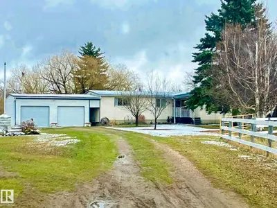 Interior photo 3 of 461039 RGE ROAD 282