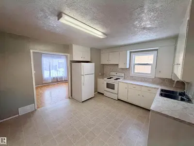 Interior photo 4 of 4725 44 AV