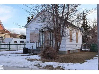 Interior photo 2 of 4715 52 ave
