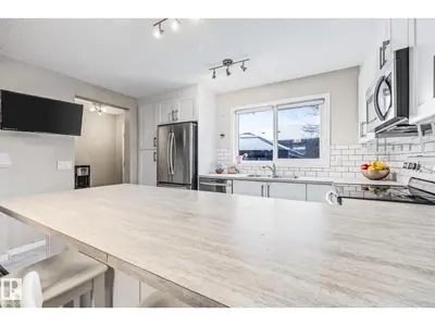 Interior photo 3 of 384 CHARLESWORTH DR SW