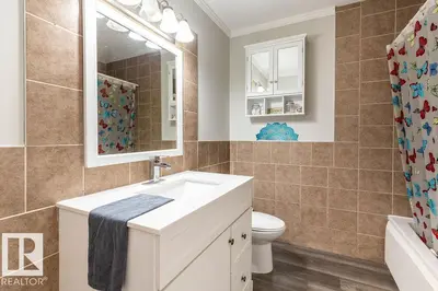Interior photo 4 of 4628 46 Ave