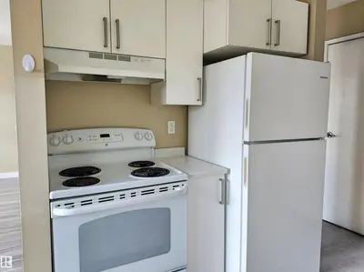 Interior photo 4 of 913 8 ST