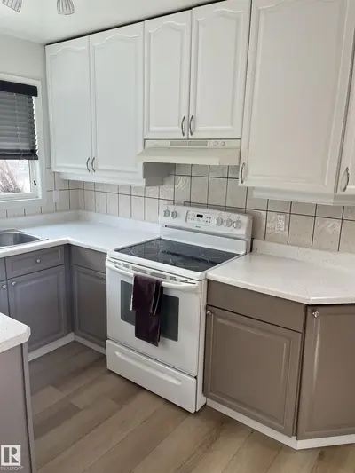 Interior photo 2 of 4508 44 AV