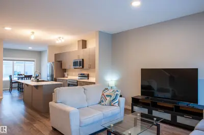 Interior photo 2 of 1527 16 AV NW