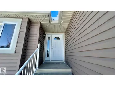 Interior photo 1 of 5322 55 AV