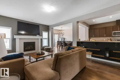 Interior photo 3 of 558 STURTZ LI