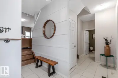 Interior photo 1 of 558 STURTZ LI