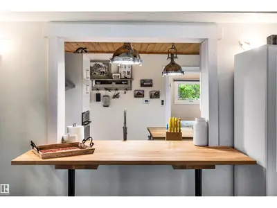 Interior photo 1 of 605 6ST