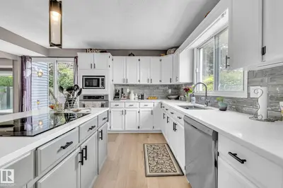 Interior photo 3 of 122 VILLAGE DO