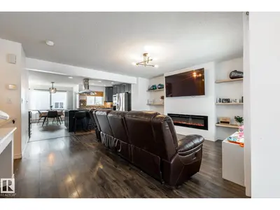 Interior photo 3 of 1407 72 ST SW