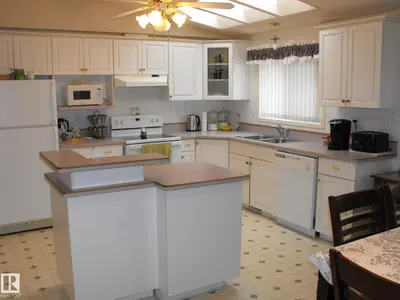 Interior photo 4 of 5506 55 AV