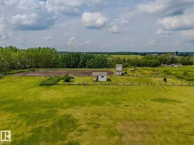 Interior photo 2 of 53153 RGE ROAD 213