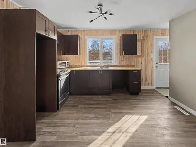 Interior photo 4 of 5010 48 AV
