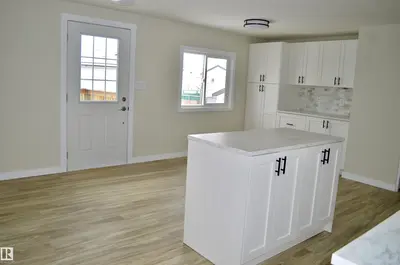 Interior photo 2 of 735 Parkland Brook