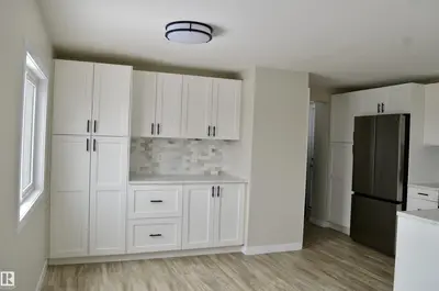 Interior photo 3 of 735 Parkland Brook