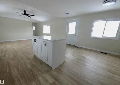 Interior photo 4 of 735 Parkland Brook