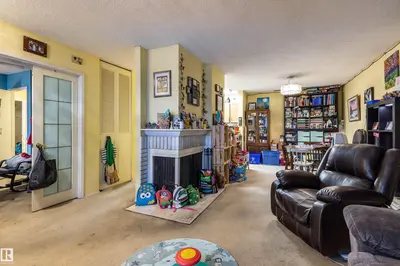 Interior photo 4 of #279 279 SURREY GARDENS GD NW