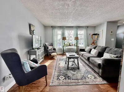 Interior photo 1 of 3905 46 AV