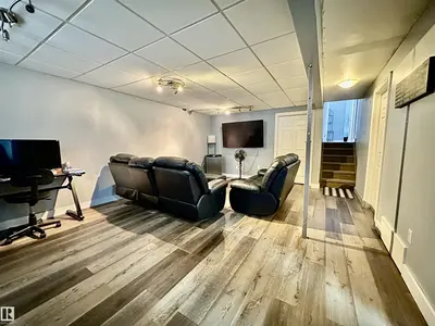 Interior photo 2 of 3905 46 AV