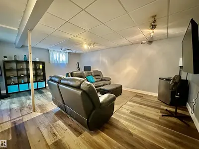 Interior photo 3 of 3905 46 AV