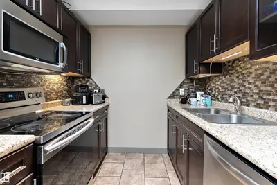 Interior photo 2 of 1128 KNOTTWOOD RD E NW