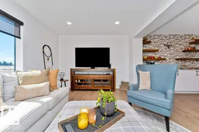 Interior photo 4 of 1269 MCLEOD AV