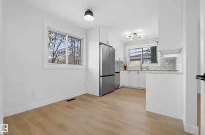 Interior photo 3 of 712 KNOTTWOOD RD NW