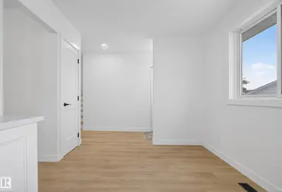 Interior photo 4 of 712 KNOTTWOOD RD NW