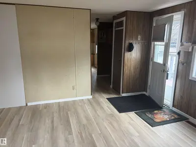 Interior photo 1 of 14 5020 50 ST