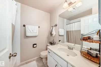 Interior photo 4 of 660 VILLAGE DR