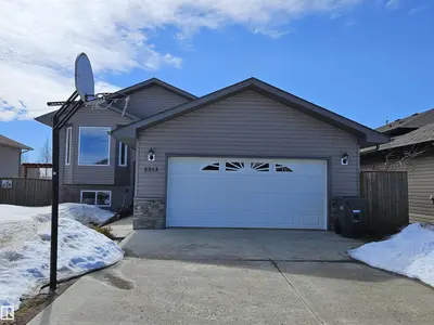 Interior photo 1 of 5513 55 AV