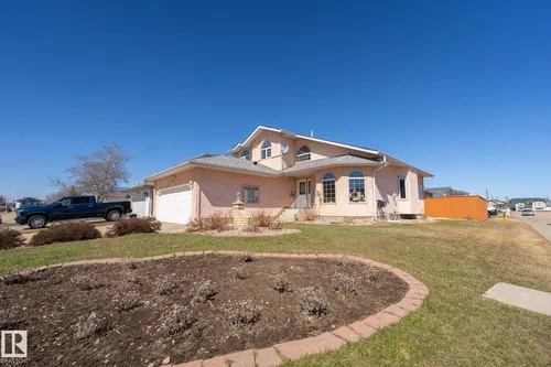 5736 161 AV NW, Edmonton - $499,999