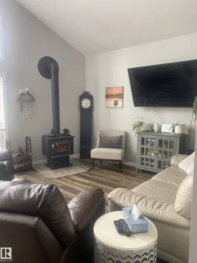 Interior photo 2 of 633 LAKESIDE PT