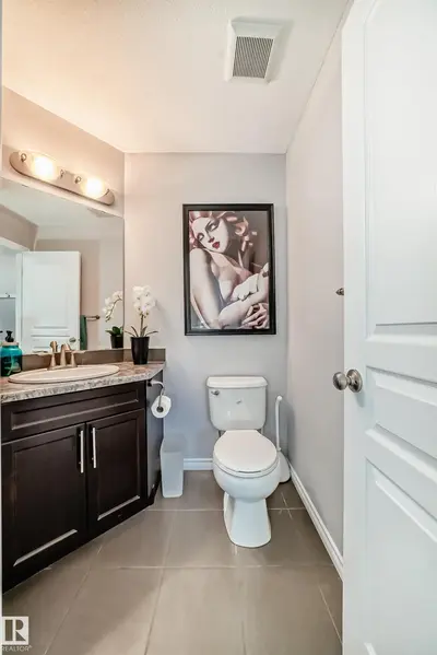 Interior photo 4 of 1128 74 ST SW