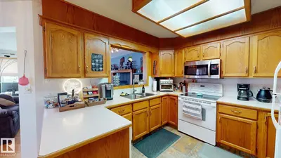 Interior photo 2 of 4035 Mackenzie AV