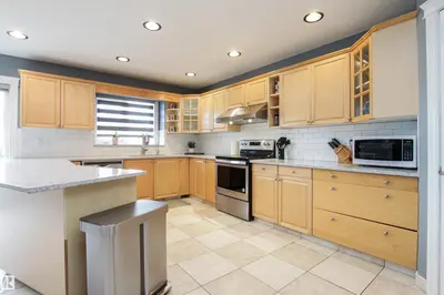 Interior photo 2 of 427 NORWAY CR