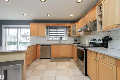 Interior photo 3 of 427 NORWAY CR