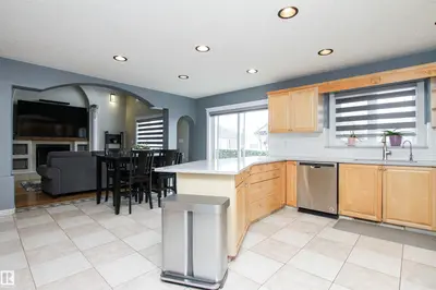 Interior photo 4 of 427 NORWAY CR