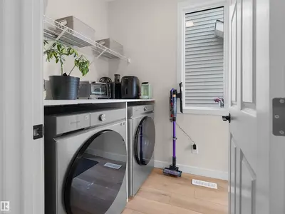 Interior photo 3 of 209 DESROCHERS BV SW